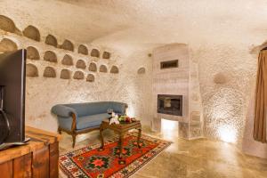 A television and/or entertainment centre at Imperial Cave Suites & Spa