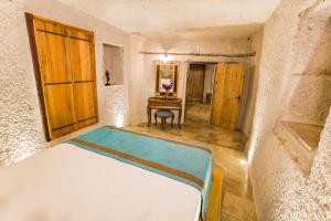 A bed or beds in a room at Imperial Cave Suites & Spa