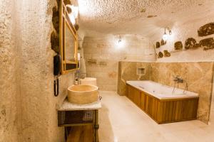 A bathroom at Imperial Cave Suites & Spa