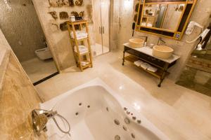 A bathroom at Imperial Cave Suites & Spa