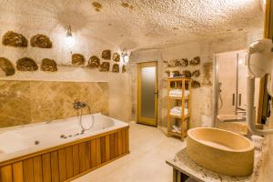 A bathroom at Imperial Cave Suites & Spa