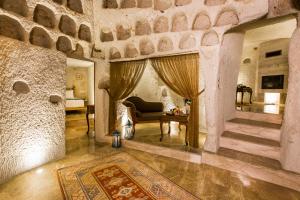 A seating area at Imperial Cave Suites & Spa