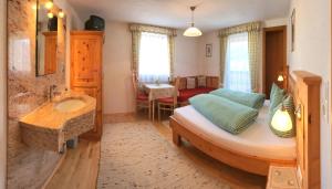 Postel nebo postele na pokoji v ubytování Haus Hochzeigerblick