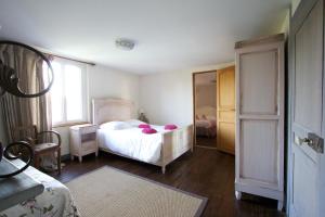 ein kleines Schlafzimmer mit einem Bett und einem Fenster in der Unterkunft Chambres d'Hôtes Les Vallées in Bellou