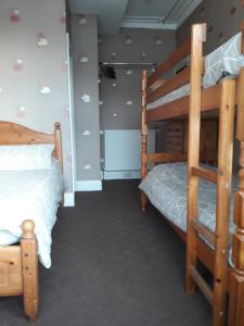 een slaapkamer met twee stapelbedden in een kamer bij Witton house in Blackpool