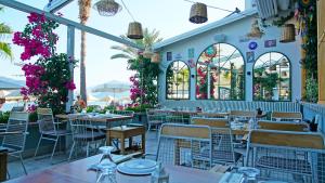un ristorante con tavoli, sedie e fiori di Yeshill Boutique Hotel a Marmaris
