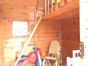 a room with a staircase in a log cabin at Lugar Meluerda in Meluerda