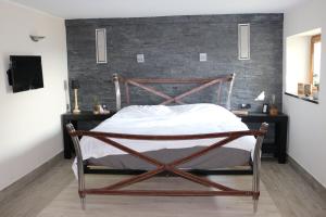 uma cama num quarto com uma parede de tijolos em The Lodge em Rogaška Slatina