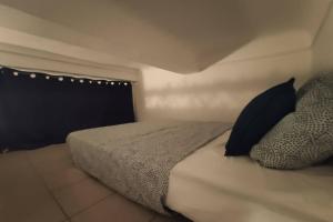 Un pat sau paturi într-o cameră la Appartement Marseille Centre 'LE NOAILLES'