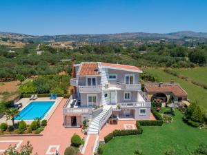 una vista aérea de una casa con piscina en Villa Marianna, en Vryses