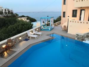 una piscina con vistas a un edificio en Sea Breeze Apartments Chios, en Monolia