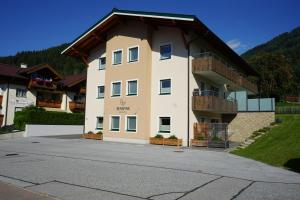 ein großes Apartmenthaus mit Balkon in der Unterkunft Bergfink apartments in Flachau