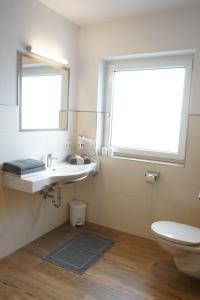 Ein Badezimmer in der Unterkunft Bergfink apartments