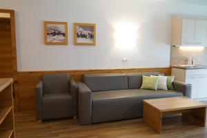Ein Sitzbereich in der Unterkunft Bergfink apartments