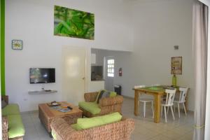 a living room with a table and a dining room at Casa di Mario in Kralendijk