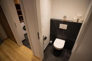 uma casa de banho com um WC branco num quarto em Apartment Vera em Saalfelden am Steinernen Meer