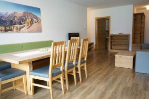 Ein Sitzbereich in der Unterkunft Bergfink apartments