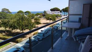 uma varanda com vista para um parque de estacionamento com um autocarro em Apartamento playa Cambrils edificio Torresol em Cambrils