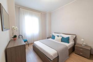 una camera da letto con un grande letto con cuscini blu di Centro Storico - Stazione a 500m Strategico Elegant Loft a Padova