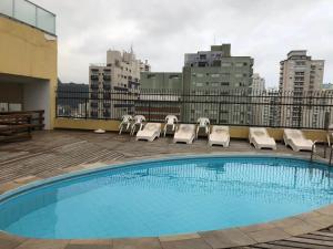a swimming pool on the roof of a building at Mordomia no Guarujá in Guarujá
