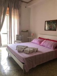 - une chambre avec un grand lit et 2 oreillers dans l'établissement ClAnaGio House, à SantʼAntonio Abate