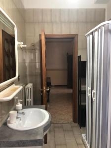 een badkamer met een wastafel en een douche bij ClAnaGio House in SantʼAntonio Abate