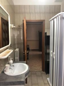 un bagno con lavandino e doccia di ClAnaGio House a SantʼAntonio Abate