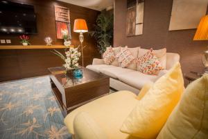 uma sala de estar com dois sofás e uma mesa em Amar Furnished Hotel Apartments em Riyadh