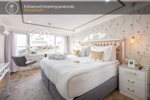 Un pat sau paturi într-o cameră la Sadaret Suites Old City -Best Group Hotels