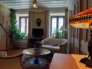 uma sala de estar com um sofá e uma mesa em Gîte À l'Augustine em Quebeque