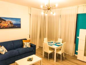 una sala de estar con un sofá y una mesa en A casa di Brenda, en Chiavari