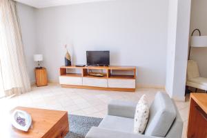 uma sala de estar com um sofá e uma televisão em Fishing Lodge Cap Cana em Punta Cana