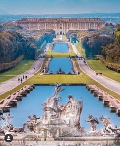 una vista del palazzo di Versailles con una statua in primo piano di ClAnaGio House a SantʼAntonio Abate