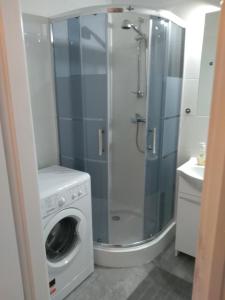 een badkamer met een wasmachine en een wasmachine bij Apartament Centrum in Radom