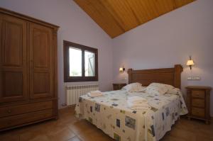 a bedroom with a bed and a window at Casa Soltero Apartamentos in Aguascaldas