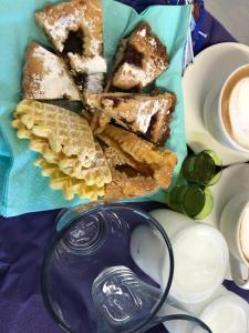 talerz jedzenia z chipsami i filiżankę kawy w obiekcie Agriturismo La Costa dei Trabocchi w mieście Torino di Sangro