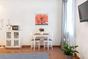 une petite salle à manger avec une table et des chaises dans l'établissement Marinali Rooms, à Bassano del Grappa