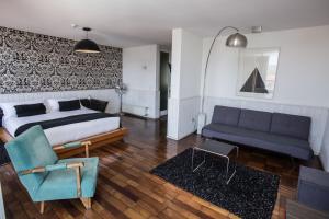sala de estar con cama y sofá en Palacio Astoreca, en Valparaíso