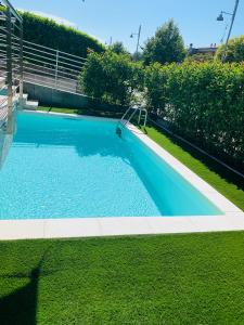 una piscina con scivolo in erba di Casa Eva con piscina privata a Moniga