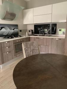 a kitchen with a round table in a kitchen at Casa Eva con piscina privata in Moniga