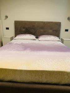 un grande letto con due cuscini sopra di Casa Eva con piscina privata a Moniga