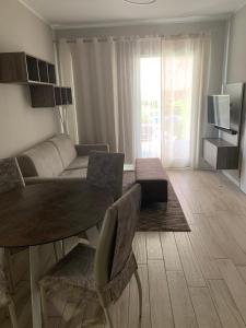 a living room with a couch and a table at Casa Eva con piscina privata in Moniga