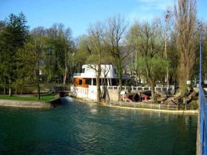 un barco está atracado en un río en un parque en Hotel Paviljon, en Bihać