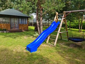 Aire de jeux pour enfants de l'établissement Mustvee Creek Cottage