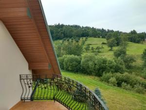 balkon z widokiem na zielone pole w obiekcie BIESCZADNIK w Polańczyku