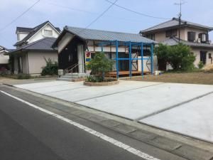 Iyoにある民泊大森の通路脇建設中の家