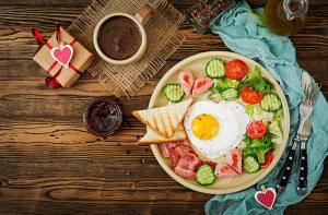 un plato de desayuno con un huevo en una mesa en Palma Guest House en Alaverdi