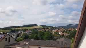 vista su una città con case e colline di Ferienwohnung Wichmannsberg a Hameln