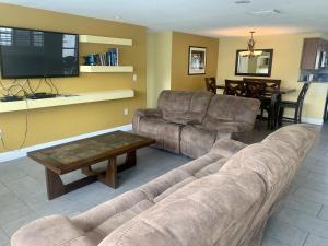 sala de estar con sofá y mesa en Island House Beach Resort 1, en Point O'Rocks