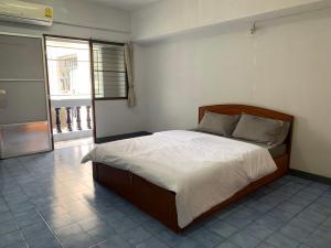 a bedroom with a large bed in a room at Prontip Place in Godown +12 photos